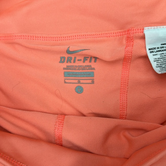 Nike tennis/golf skirt, dri-fit size Large no pockets in biker shorts - Picture 4 of 4